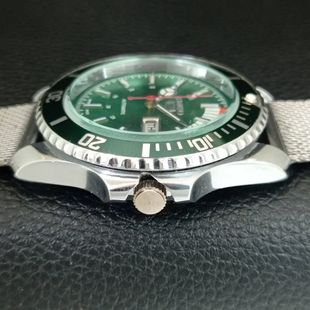 Vintage 1980 Seiko Diver Automatic Mens Silver Watch W/daydate & Green accents